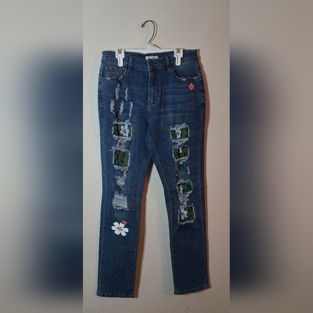 Tres Chic Dark Wash Distressed Floral Patch Boho Casual Festival Jeans New Small